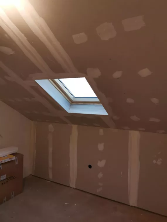 Pose de plaque de plâtre sous pente dans une maison familiale, Lesquin, LAM BTP